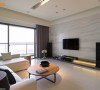 纯白沙发选择搭配上超耐磨木地板，烘衬温润度。