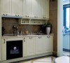 厨房用的是实木地柜门，彰显品质生活的完美格调。