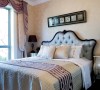 卧室的造型也是极致简单，最安逸舒适的休息地，不一定要繁复奢华，却一定可以在这里安静的好眠。