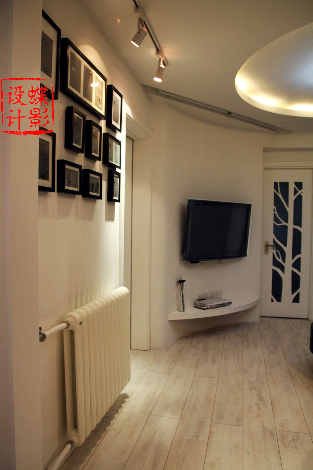 现代风格 异形户型 圆形客厅 圆形吊顶 圆形沙发 旧房改造 北京设计 室内设计 蝶影设计 客厅图片来自蝶影设计在65平米单身女孩的“缘分天空”的分享