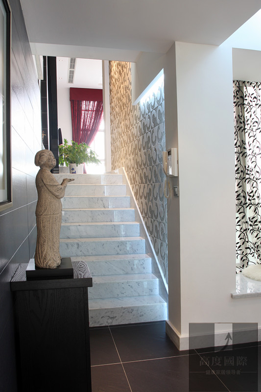 别墅 简约 现代 时尚 温馨 楼梯图片来自高度国际装饰韩冰在翡翠城208㎡现代简约效果的分享