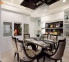 大理石造型餐桌与新古典造型餐椅，以鲜明风格表情突显空间定义。