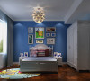简约家居的沙发多采用素雅的色彩和图案，所以沙发靠垫尽量选择调节整个室内空间的气氛，色彩可以跳跃一些，但不要太过，需要材质上体现出现代层次感和丰富的视觉效果，线条选择较为简洁大方.