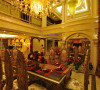名雕丹迪设计--招商海月别墅--欧式奢华餐厅：精致吊灯与欧式餐桌椅完美搭配，烘托奢华空间。