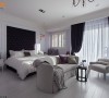 由深紫色床头绷布酝酿出的迷人浪漫，透露客制专属的优雅气质。