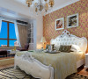 卧室欧式的大床、红色的背景墙纸，以及真个风格搭配，彰显出欧式的奢华与富贵之气；阳台做成了休闲区域，充分利用了空间，增添了休息室的灵性。