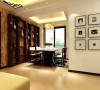 瀚海泰苑130平中式风格装修设计效果图-餐厅效果图，单面墙上装饰一面照片墙，给房间增添情调。