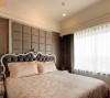 绷皮造型墙面隐藏床头窗户，活动式设计保留调整室内光源的弹性空间。