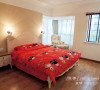卧室颜色搭配同样是暖色为主，造型不复杂。家具的大气条体现了美式的风格。