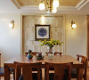 客厅和餐厅墙砖颜色的色差视觉上区别了空间的功能性，实木家具色调与墙面相互呼应，吊灯和壁灯拉亮了空间的明亮度。