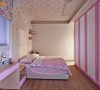 粉红的色调缤纷小女孩的公主梦，床头墙面则以圆弧的线板延伸到天花，巧妙修饰管道的问题。