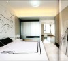 卧室设计参考图 卧室床头可用混油木制搂花板，在花型上可用中国花中之贵的兰花图案，影印出业主自身的高贵与高端的生活品质，最终打造出个性浪漫与舒适一体的休息空间