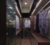 一字型的更衣空间收纳男女屋主的衣物及饰品，下方柜面使用镜面质材拉长空间景深。