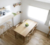 白色的墙壁，给人清新简洁的感觉，搭配原木色彩的地板，将简洁的自然之风吹满整个空间，长方形的木质餐桌，感受自然之美，搭配同样的材质的椅子，整体协调统一。