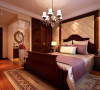 卧室的布置较为温馨，其主人的私密空间，主要是以功能性和舒适性为设计重点。木质家具显示出古典的韵味。在色彩搭配上，采用了暖色调，进而和淡雅的墙面相呼应。