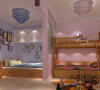 儿童房由于空间比较小而业主家又有一个男孩一个女孩，设计师将卧室划分为两个空间，一个粉色的女孩房一个蓝色的男孩房；这样每个空间既有自己的风格又有自己的隐私。