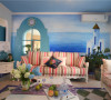 在功能上，客厅的电视柜采用手工堆砌，外贴蓝色马赛克瓷砖的处理方法，使得地中海设计元素贯穿整个空间，电视墙的设计采用了简单蓝色搭配白色墙漆的简单的处理方式，效果非常大方，实用与美观兼收。