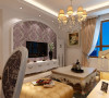 客厅电视背景墙欧式典型的拱形造型，充满了富贵感；紫色的壁纸增添了空间的浪漫温馨气息。