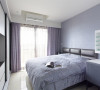 卧室空间利用得当，紫色的窗帘跟整个主题交相辉映。