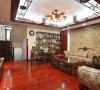 中式居的中庸与欧式家具的典雅，格局的对称，整个客厅的空间淡雅中又体现了贵气。