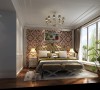 布艺沙发组合有着丝绒的质感以及流畅的木质曲线，将传统欧式家居的奢华与现代家居的实用性完美地结合。