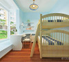 这里次卧作为儿童房来使用，在设计中采用了淡蓝色的乳胶漆来展现，整个空间清新自然，别具韵味