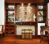 客厅里装饰与实用性相结合的酒柜，风情的完美体现，复古而又悠然是生活格调。