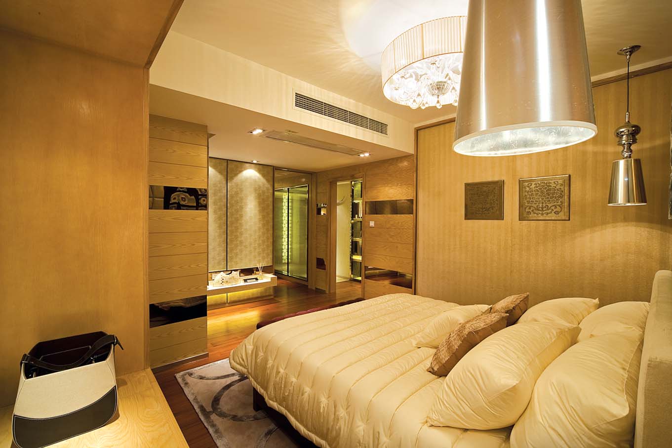 卧室图片来自北京实创装饰在200平米后现代时尚浪漫之家的分享