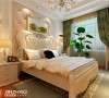 整体暖色的搭配，给客厅以浪漫的氛围，高档典雅的床体与背景墙的设计，给卧室以高雅的情调。