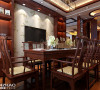 餐厅的装饰几乎都是纯木制的，尤其是餐桌椅的设计是仿古式的，整个餐厅既有古代的风格又有现代的风格，给人一种通古博今的感觉。