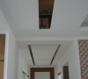 走廊过道，简易的一级吊顶为简约的空间添加了一丝时尚，使空间更显整洁。