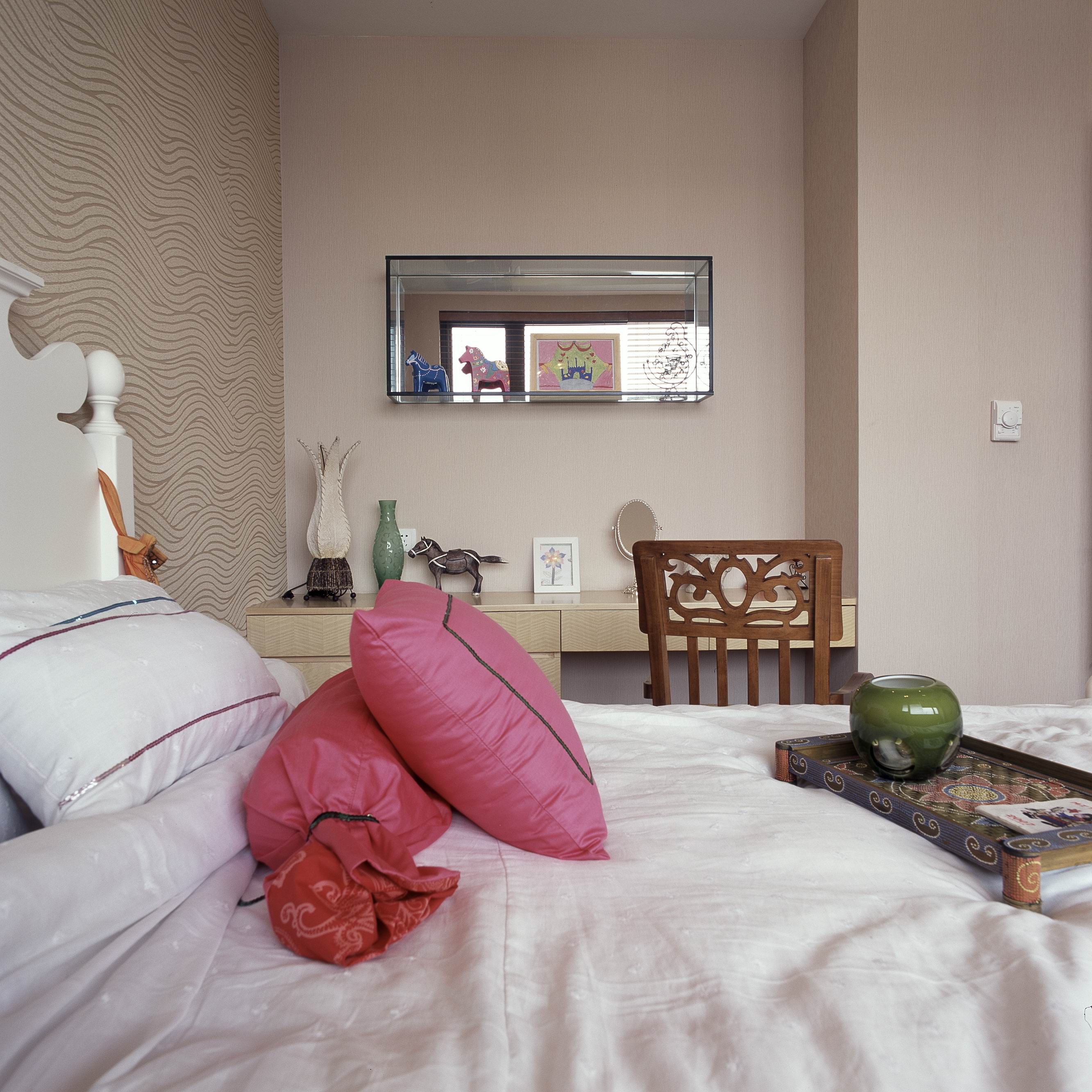 简约 三居 白领 80后 小资 卧室图片来自菡萏怡景装饰在保利心语现代简约三居室的分享
