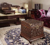 中式的罗汉床、禅椅，欧式的沙发、地毯，两种迥异的风格在这里形成了一种和谐。