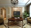 客厅电视背景墙的设计在石材和简单欧式造型的衬托下和整个空间有了息息相关的和谐，欧式家具的摆设为空间添加了淡雅的气质。
