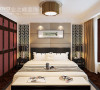传统花格的白色质感让中式与现代风格融合的无懈可击，淡淡的茶色软包过渡了浅色床品和深色家具，使对比强烈的空间也能作为温馨卧室