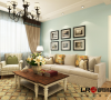 客厅沙发背景展示，乳胶漆分色处理，以及家庭照片的点缀，简单完美。