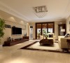 电视墙的设置让客厅变得更宽敞，沙发和茶几的配置又让客厅显得更休闲