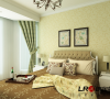 卧室用了墙纸点缀，同样利用颜色和软饰品展示出了欧式的优雅完美。
