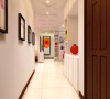 通透的走廊设计，简单明确的线条，展现出业主的干练