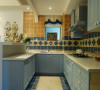 厨房细节图，不同蓝色的应用在这个空间很明显，淡蓝色、深蓝色，都是可以相称使用的。顶部的白色漆面最好有防潮的功能，。