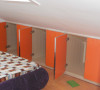阁楼上做的柜子。橙色柜门。带来温馨的感觉