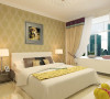 卧室空间，采用暖色的地砖，区别客厅空间的冷色砖，卧室背景墙贴偏黄的壁纸，体现整体卧室空间的温馨温暖的感觉。