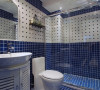 卫生间采用的是马赛克瓷砖拼接，蓝色的底部和顶部设计，加上白色相称，一方面可以使空间看上去干净整洁，另一方面和符合了整体的设计感。