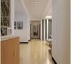 走廊区域天花用石膏板拉缝，打上筒灯，显现干干净净的走廊区域，冲门的地方就用现代画装饰，不做过多的造型，体现出现代简约风格的简洁。