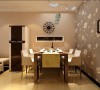 餐厅区域墙面壁纸，针对餐桌位置做了顶面造型，与电视背景墙造型呼应。