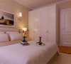 次卧室整体比主卧简单，突出设计的主次分明，色调风格和主卧一致。