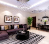 沙发背景墙以三幅简单的现代挂画为主，搭配暖色调的花纹壁纸，时尚而温馨