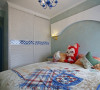 卧室采用的蓝色和白色的搭配，透出优雅的氛围。白色作为基色，浅蓝色作为点缀之色，背景墙还用了浅绿。加上蓝色腰线的突出，蓝色的吊灯，卧室的地中海风格虽不明显，却也显现出卧室的温馨与安静