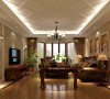整体风格以美式风格为主，整体色调以米色为主，客厅的地面与顶面相呼应，地面选用木地板与大理石的结合，使地面的层次感更强。