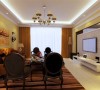 客厅造型同样条形吊顶加顶角石膏线，整体风格统一，增加灯带使客厅突出，主次分明。